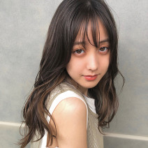 おくれ毛レイヤーで小顔に！白髪カバーもできるインナーカラーのセミロング｜最旬ヘアカタログ
