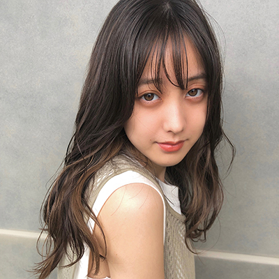 おくれ毛レイヤーで小顔に！白髪カバーもできるインナーカラーのセミロング｜最旬ヘアカタログ