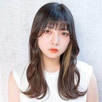 最旬スタイルは控えめなイヤリングカラーでさりげない演出を