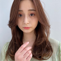 マロンカラーがおしゃれ！ゆるふわニュアンスのレイヤーセミロング｜最旬ヘアカタログ