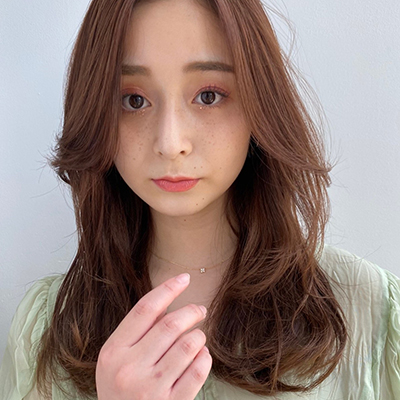 マロンカラーがおしゃれ！ゆるふわニュアンスのレイヤーセミロング｜最旬ヘアカタログ