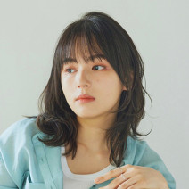 暗髪できれいめナチュラルに！ひし形シルエットのお洒落セミロング｜最旬ヘアカタログ