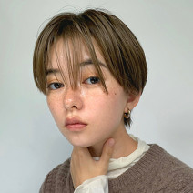 ウザバングで洒落感UP！重みシルエットのショートボブ｜最旬ヘアカタログ