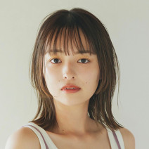 “姫カット”が丸顔をカバー！ツヤ感カラーのカジュアルミディ｜最旬ヘアカタログ