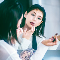 西内まりやさん「メイクは気持ちや行動が変わるきっかけをくれる小さな種」｜メイクで作る“ドラマティック”
