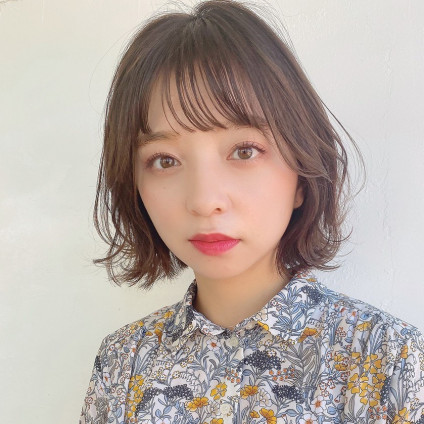 外ハネの軽やかウルフボブで大人可愛いスタイルに