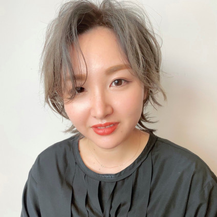 大人ヘアは白髪を活かしたハイトーンとトレンドのウルフの組み合わせに決まり