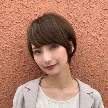 人気のグレージュと極細ハイライトで作るモテショート