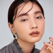 【秋の眉色】ダスティレッドで儚げムードを底上げ♪ 表情に優しい色気を添えられる「ニュアンス眉」の作り方