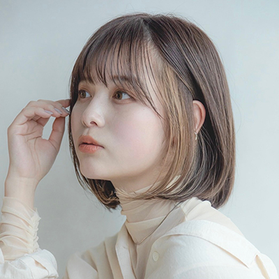シンプルボブはカラーで遊びを！オフィスにも馴染むイヤリングカラー｜最旬ヘアカタログ