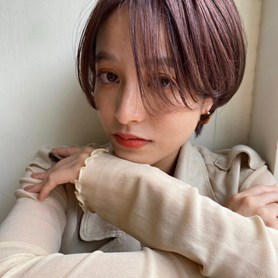 旬ファッションにマッチする、小顔見せのマッシュハンサムショート｜最旬ヘアカタログ