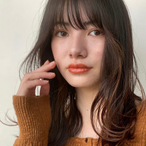 さりげないインナーカラーで小顔も！大きめカールの柔らかセミロング｜最旬ヘアカタログ