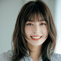【ミディアムヘア】小顔見え効果も◎！ ダウンヘアもまとめ髪も可愛く決まるカットのポイントは？