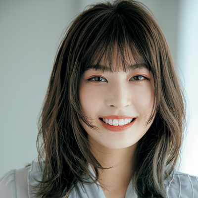 【ミディアムヘア】小顔見え効果も◎！ ダウンヘアもまとめ髪も可愛く決まるカットのポイントは？