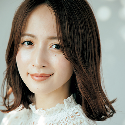 【ミディアムヘア】長めのシースルー前髪をふわっとサイドに流して、目元の印象を優しく変化♪