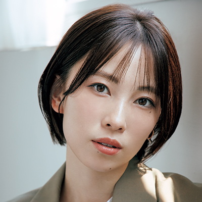 【ショートヘア】媚びない色っぽさを感じさせるストレートタッチ×透明感カラー