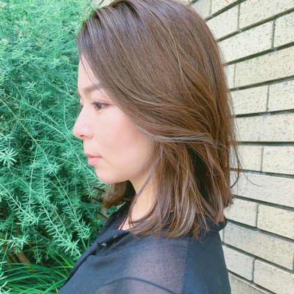 赤みを抑えてハイライトを忍ばせる！大人ボブレイヤースタイル