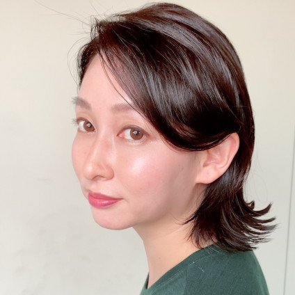 ペタンとさせない大人ウエットヘアは顔周りがポイント