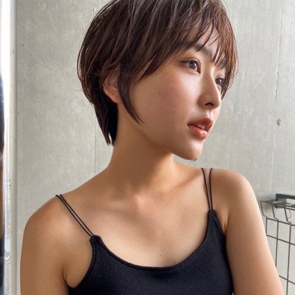 清楚な横顔美人の大人ショートヘア