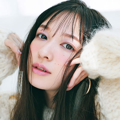 冬の定番「白ニット」に合うのはどんなメイク？上品な眼差しをプラス！