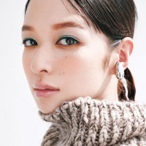 【最旬冬メイク】ぬくもりたっぷりのミックスニットには涼感アイメイクでクールダウン｜簡単ヘアアレンジも