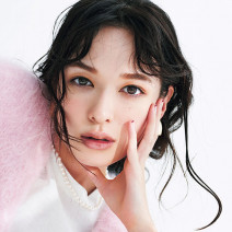 ピンクのモヘアニットには強めの目元で大人の表情に♪｜あったかニットのヘア＆メイクSHOW