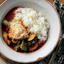 【簡単レシピ】人気料理研究家が教える“スープかけごはん”「鶏肉、 アボカドのトマトスープ」