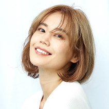 センターパートでお洒落に！大人カジュアルのハイトーンボブ｜最旬ヘアカタログ