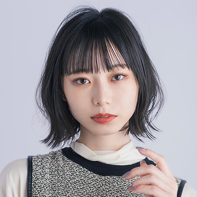 暗髪でワンランク上に！目元強調の外ハネくびれボブ｜最旬ヘアカタログ