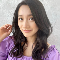 ツヤ感重視の黒美髪！韓国風色っぽさ＋抜け感セミロング｜最旬ヘアカタログ