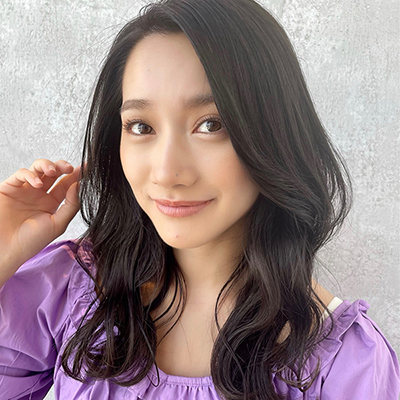 ツヤ感重視の黒美髪！韓国風色っぽさ＋抜け感セミロング｜最旬ヘアカタログ