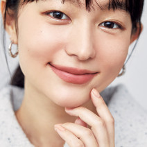 吉田朱里さんプロデュース「B IDOL」の人気リップで抜け感メイク｜人気H&M岡田知子さんが提案