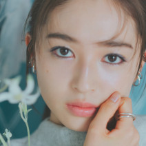 みずがめ座の開運メイク2022年上半期｜脱マンネリ！パワフルに動き始める「シルバー×ブルーの煌めきメイク」