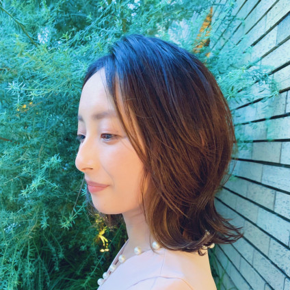 大人のフェミニンセミウルフは外ハネでメリハリを