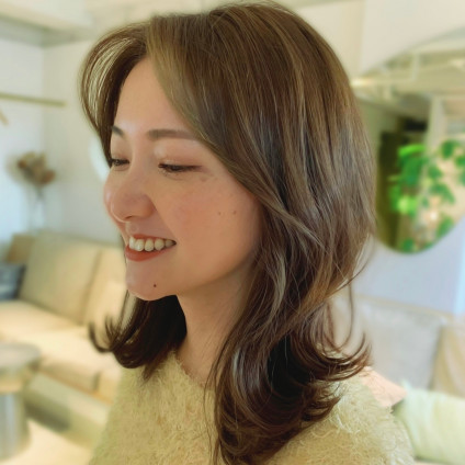 透明感カラーとアイロン巻きで大人韓国ヘアスタイルに