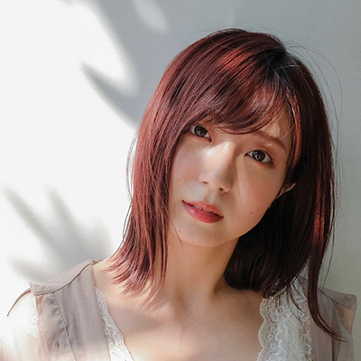 広がりをおさえて艶やかに！大人ナチュラルな冬ロブ｜最旬ヘアカタログ