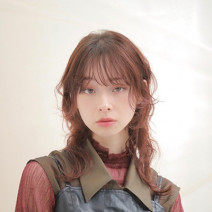 注目ピンクカラー＋大人の姫カットで軽やかミディレイヤー｜最旬ヘアカタログ