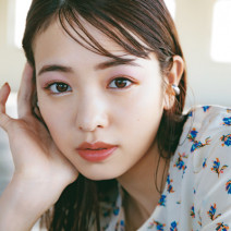 横田真悠さんが変身！ カラフルなアイシャドウで一足先に春気分♪｜2022春色メイクを先取り