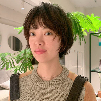 カットでくせ毛を活かした大人のマニッシュマッシュショート