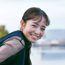 横田真悠さんが2022春色メイクを先取り｜Wチークで洗練された血色感を演出