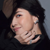 大人こそチャーミングが最強！女優・内田有紀さんが装うモチーフダイヤと旬顔メイク｜美的GRAND