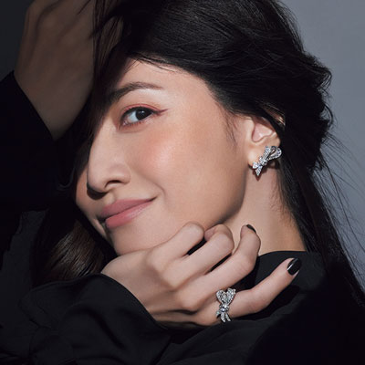 大人こそチャーミングが最強！女優・内田有紀さんが装うモチーフダイヤと旬顔メイク｜美的GRAND