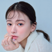山本舞香さん×シャネルのコーラルピンクチークで温かみのあるほんわか春顔に