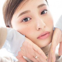 こんなピンクメイクもあり！吉川愛さん、シアーピンクシャドウで目元に春らしいしゃれ感をプラス