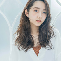 パーマで再現できるカールヘア！かき上げバングの抜け感ロング｜最旬ヘアカタログ