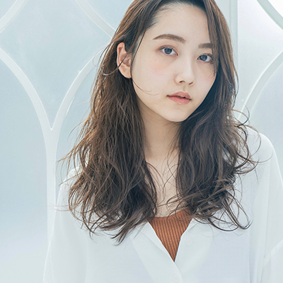 パーマで再現できるカールヘア！かき上げバングの抜け感ロング｜最旬ヘアカタログ