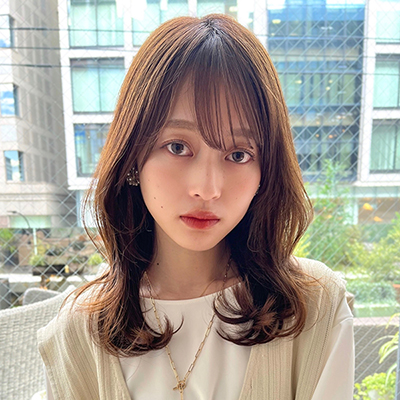 お洒落にボリュームアップ！くびれシルエットの女っぽミディ｜最旬ヘアカタログ