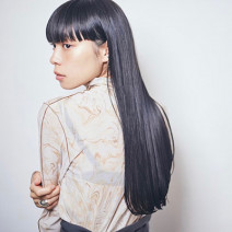 ダークカラーで魅せる！モード感たっぷりな美艶ロング｜最旬ヘアカタログ
