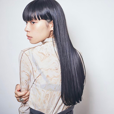 ダークカラーで魅せる！モード感たっぷりな美艶ロング｜最旬ヘアカタログ