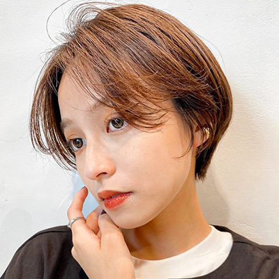軽さと抜け感でふんわり！丸みショートで女っぽヘアに｜最旬ヘアカタログ
